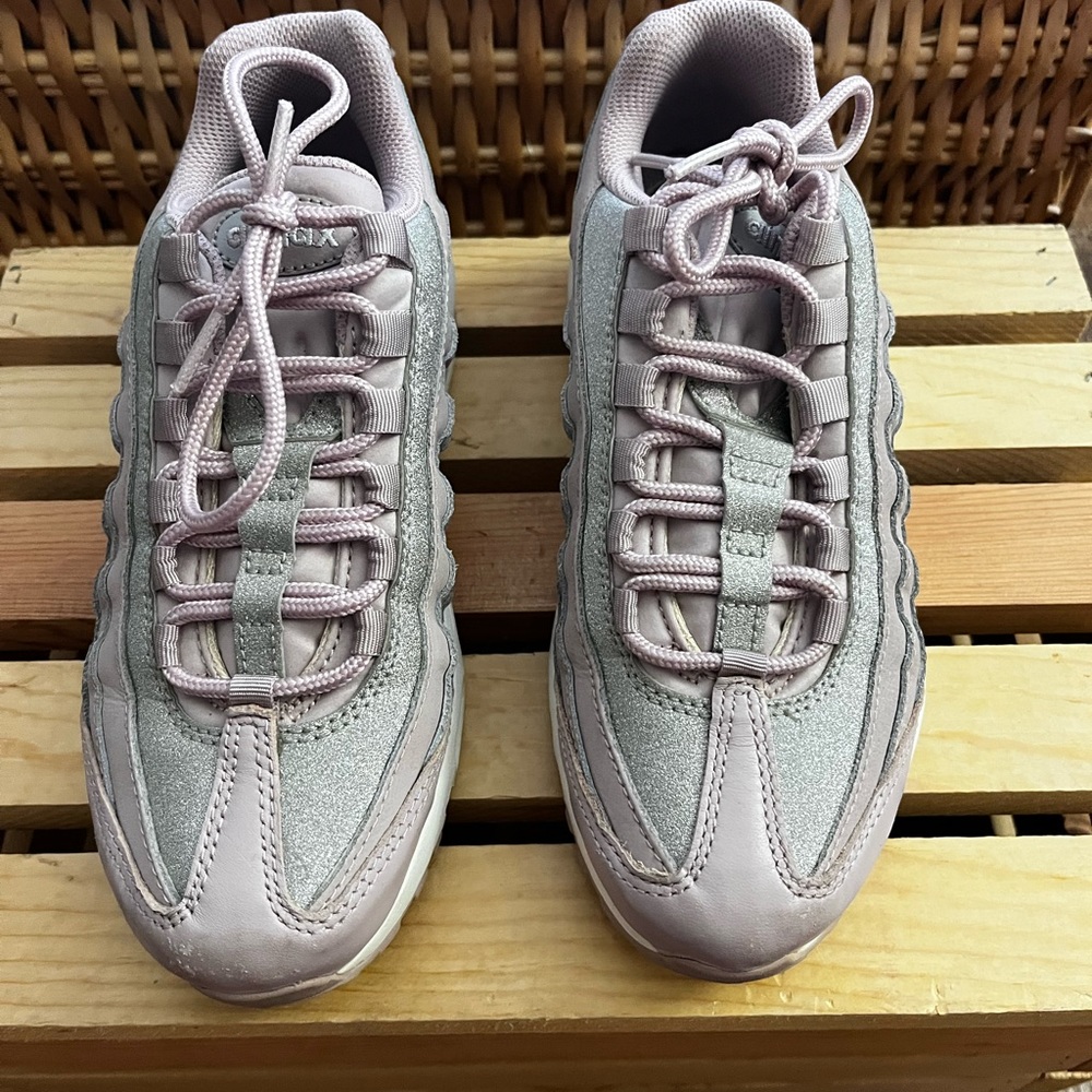 Nike Air Max 95! Gently Used. Size Women’s 6. - Picture 3 of 6